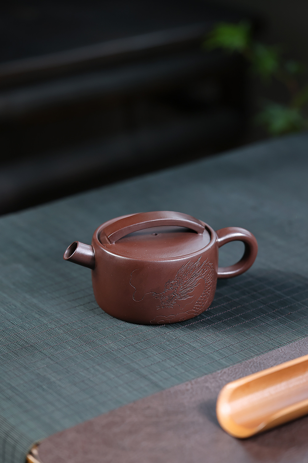宜興紫砂壺原礦紫泥祥龍漢瓦壺(210ml)，南山居手工紫砂龍紋橫把壺，壺身飽滿溫潤，浮雕龍圖騰栩栩如生，為品茗添雅趣。