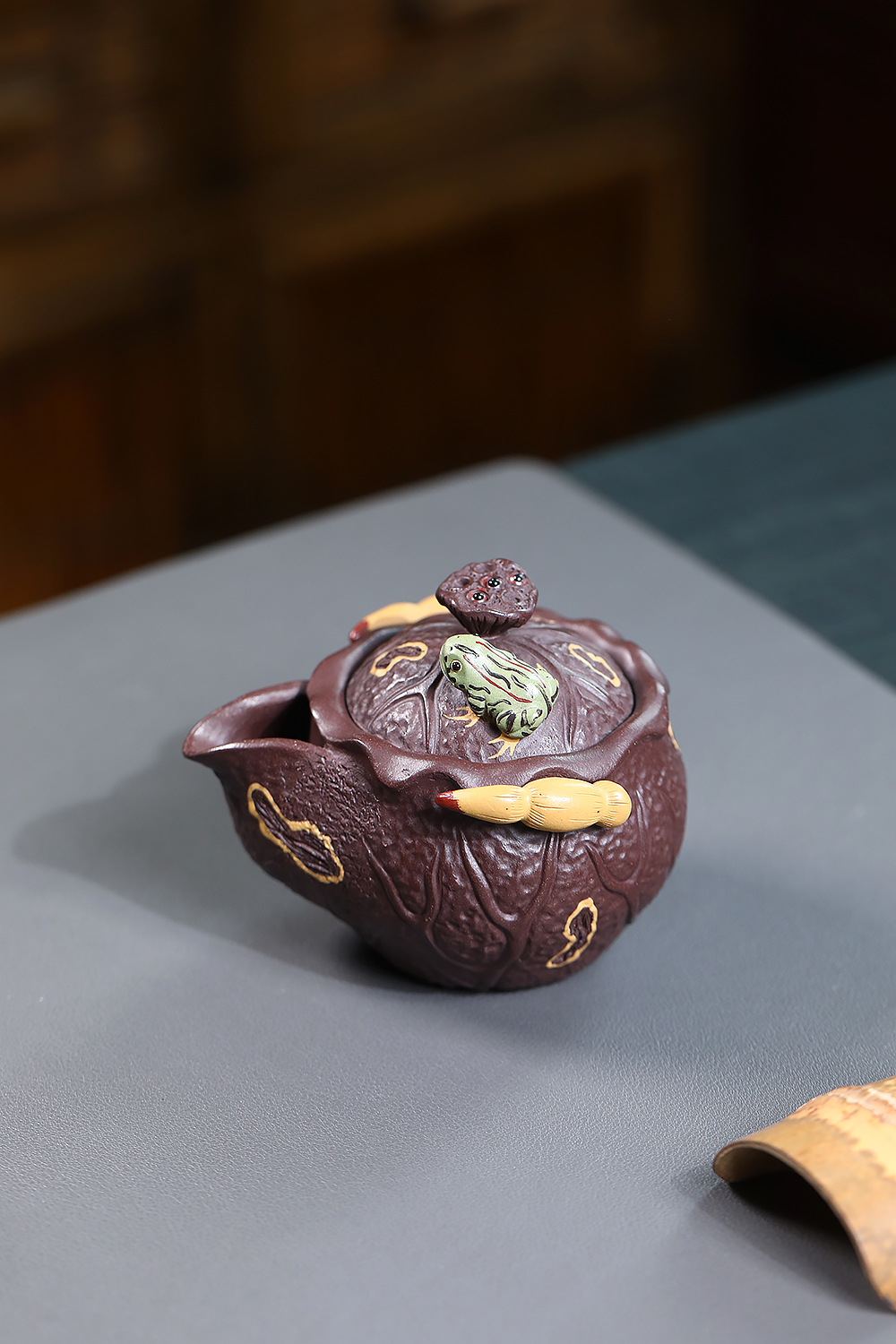 宜興紫砂壺原礦紫泥荷塘月色仿生手抓壺(150ml)，南山居手工紫砂荷葉壺，壺身仿生荷葉紋理，蓋上點綴生動綠蟾蜍與蓮子，獨具禪意美學。