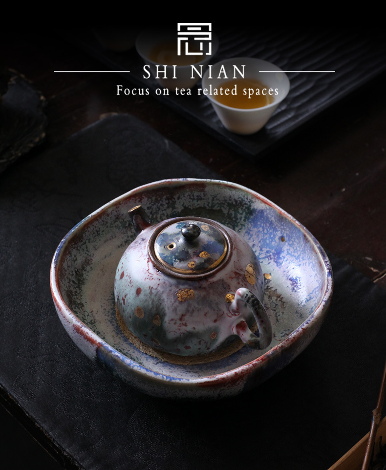志野燒春日點金如意壺，南山居藝術釉燒茶壺與茶承套組，壺身斑斕釉色點綴金彩，古樸雅緻。