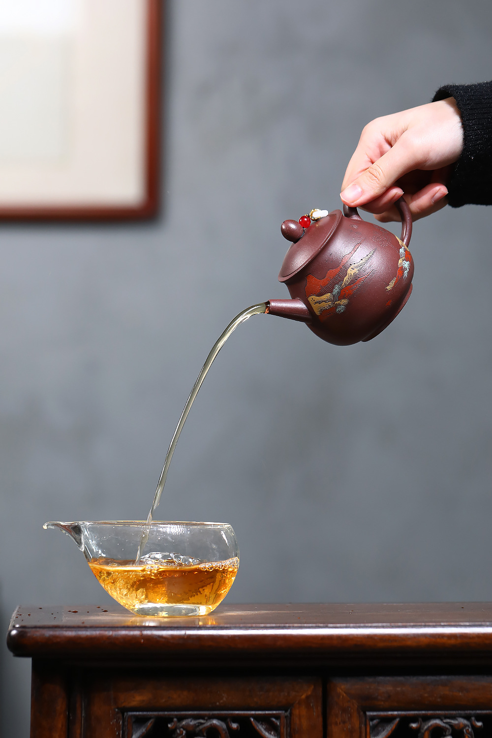宜興紫砂壺原礦紫泥山水高潘壺(220ml)，南山居手工彩繪紫砂壺，壺身古樸沉穩，出水順暢，展現專業茶道美學。