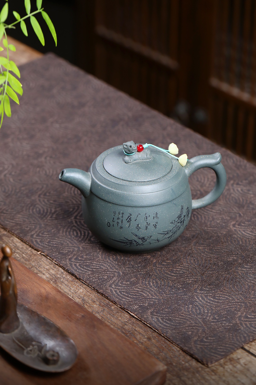 宜興紫砂壺原礦天青泥天青雄獅壺(320ml)，南山居手工青灰泥紫砂壺，壺身刻繪竹報平安與雅緻詩詞，壺鈕飾有生肖鼠，寓意吉祥，茶席必備。