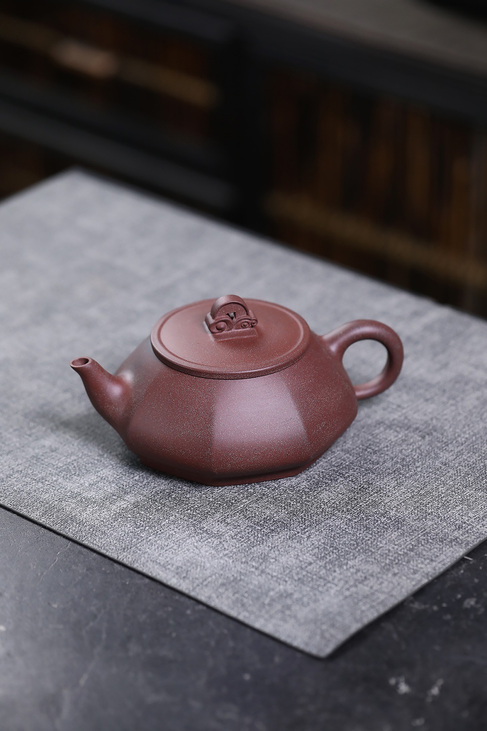 宜興紫砂壺原礦桃花泥六方桃溪壺(370ml)，南山居手工紫泥多邊紫砂壺，壺身線條流暢，泥色醇厚溫潤，展現茶道器物之美。