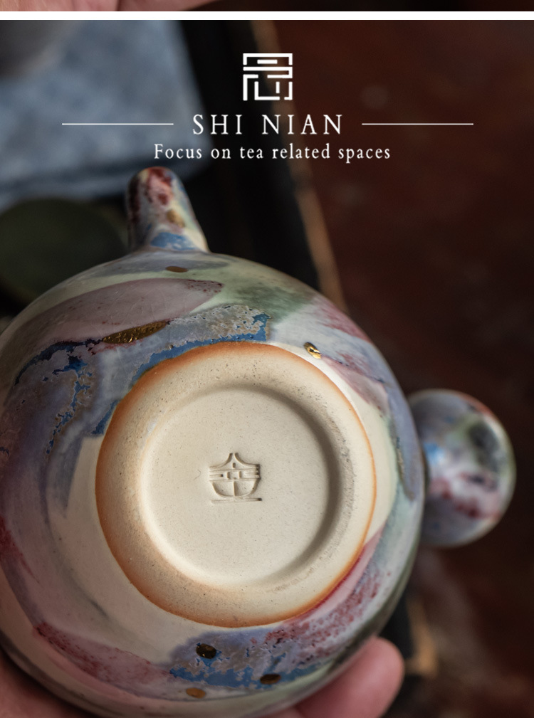 志野燒春日小側把壺，南山居手工窯變釉天目茶壺底部特寫，多色流動釉彩絢麗，底款清晰，盡顯茶具工藝之美。