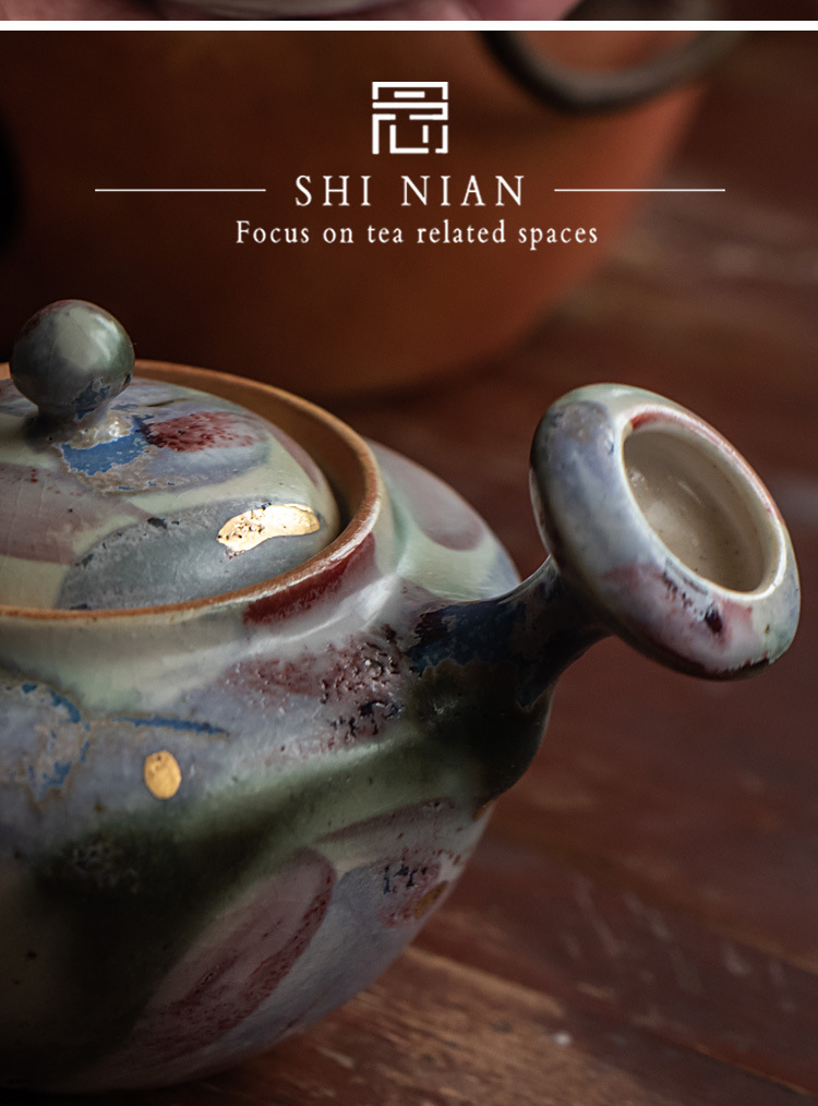 志野燒春日小側把壺，南山居手工窯變釉茶壺，壺身色彩斑斕，點綴古樸金箔，流暢壺嘴，質感獨特，彰顯茶道之美。
