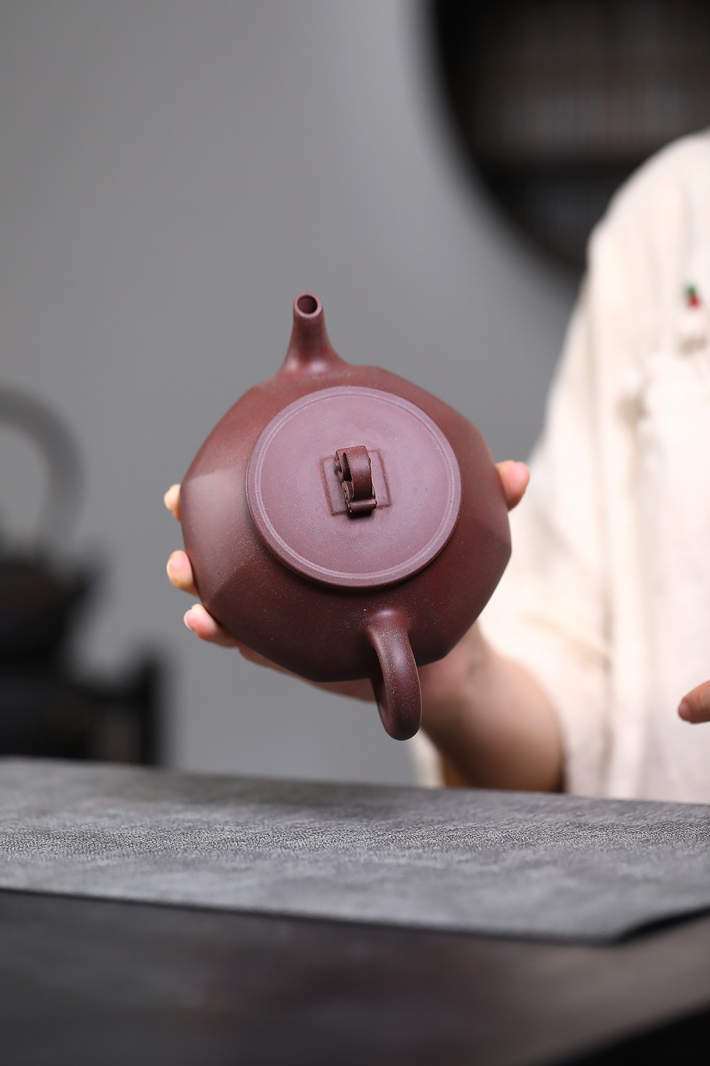 宜興紫砂壺原礦桃花泥六方桃溪壺(370ml)，南山居手工紫砂茶壺，深棕紅色調泥料，壺身圓潤飽滿，出水流暢，展現雅緻茶道美學。