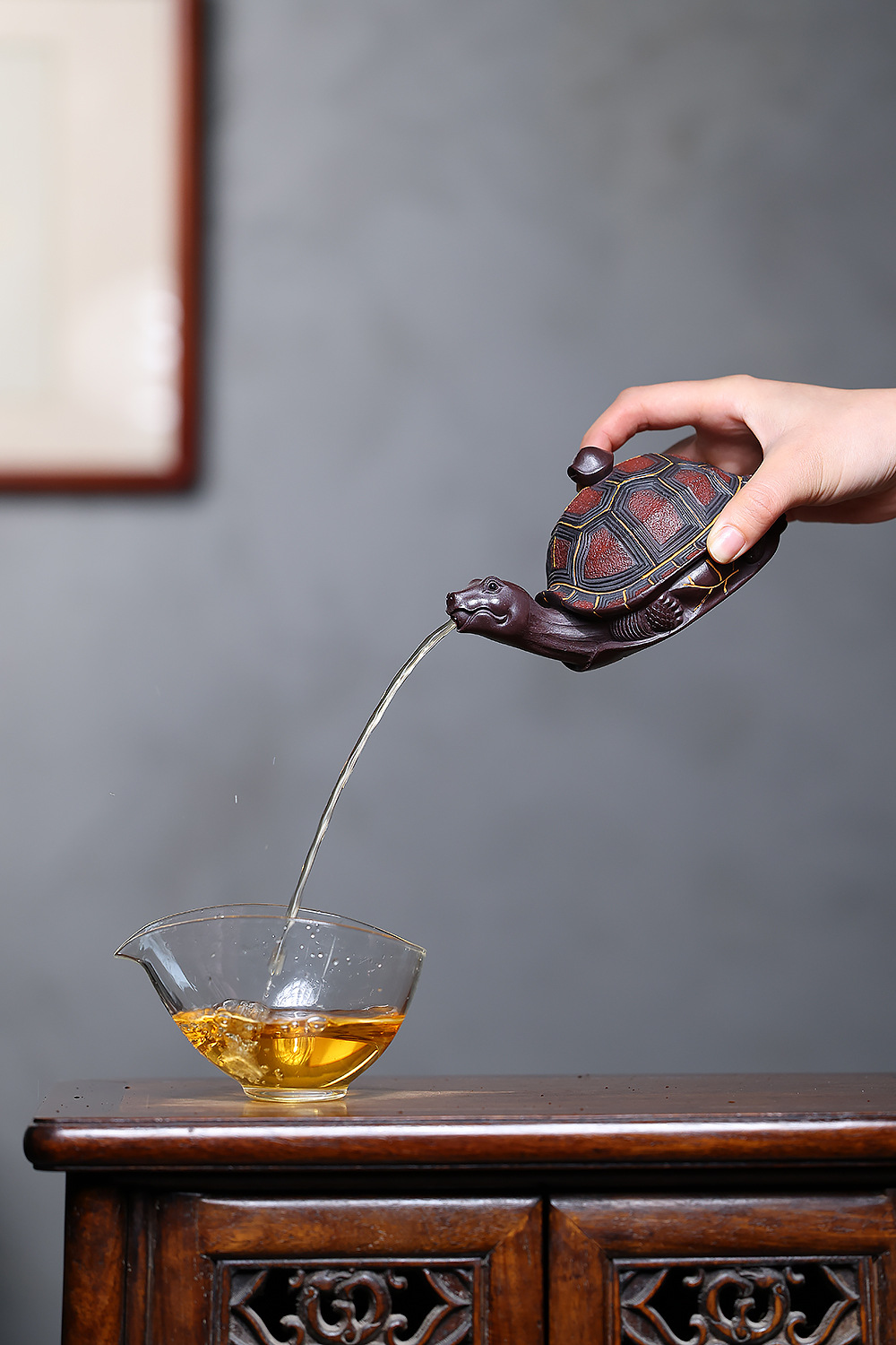 宜興紫砂壺原礦紫泥靈龜手抓壺(220ml)，南山居精緻手工紫砂烏龜茶海，獨特烏龜造型搭配流暢出水，將茶湯分入玻璃公道杯中，展現茶道美學。