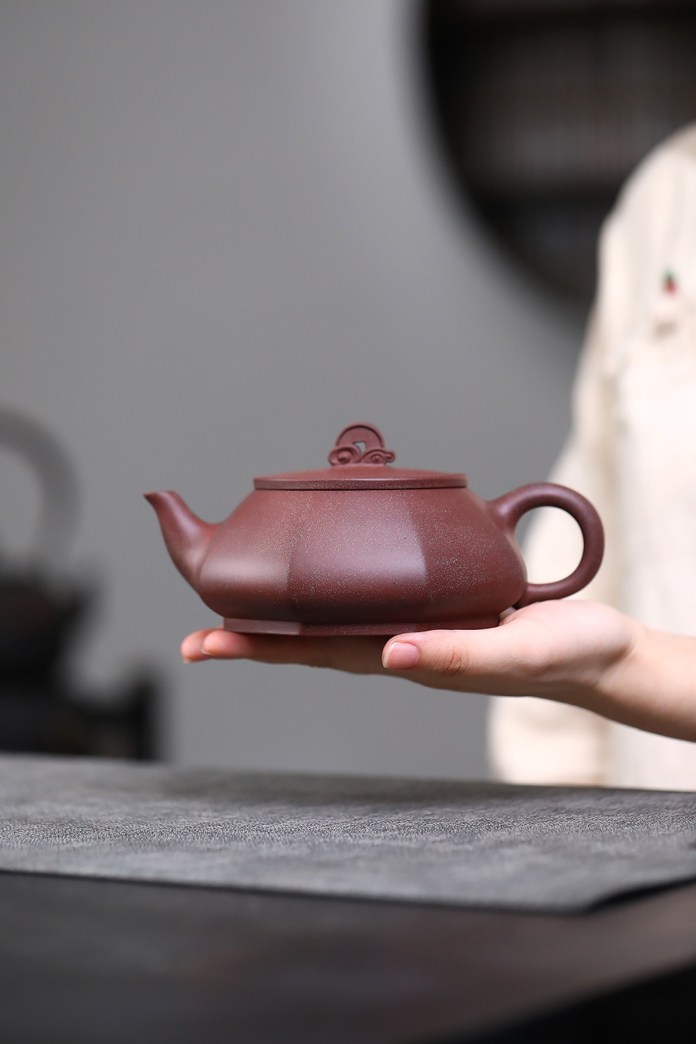 宜興紫砂壺原礦桃花泥六方桃溪壺(370ml)，南山居手工多邊紫砂扁壺，泥色沉穩，壺蓋祥雲鈕，出水流暢。