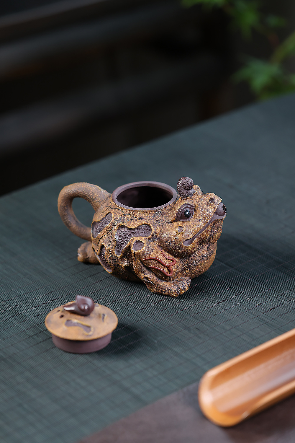 宜興紫砂壺原礦紫泥段泥金蟾吐納仿生壺(170ml)，南山居手工紫砂三足金蟾茶寵，青蛙造型生動，泥色古樸溫潤，細節精緻，盡顯茶道禪意。