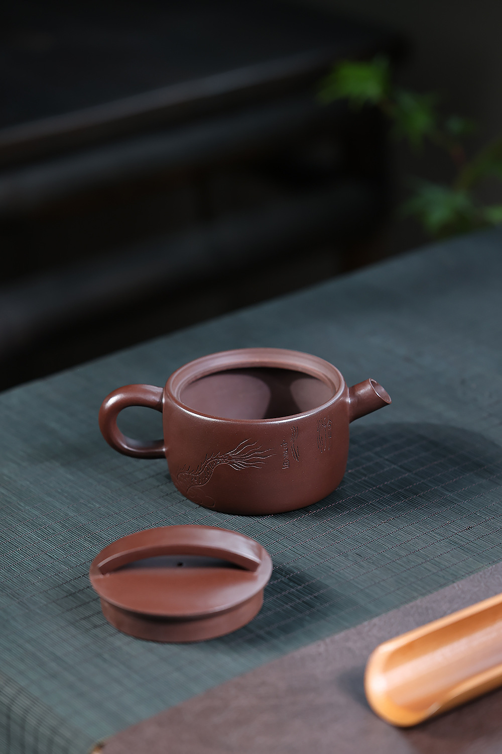 宜興紫砂壺原礦紫泥祥龍漢瓦壺(210ml)，南山居手工紫砂側把壺，泥色深沉溫潤，壺身浮雕精美龍鳳紋飾，盡顯東方雅韻。