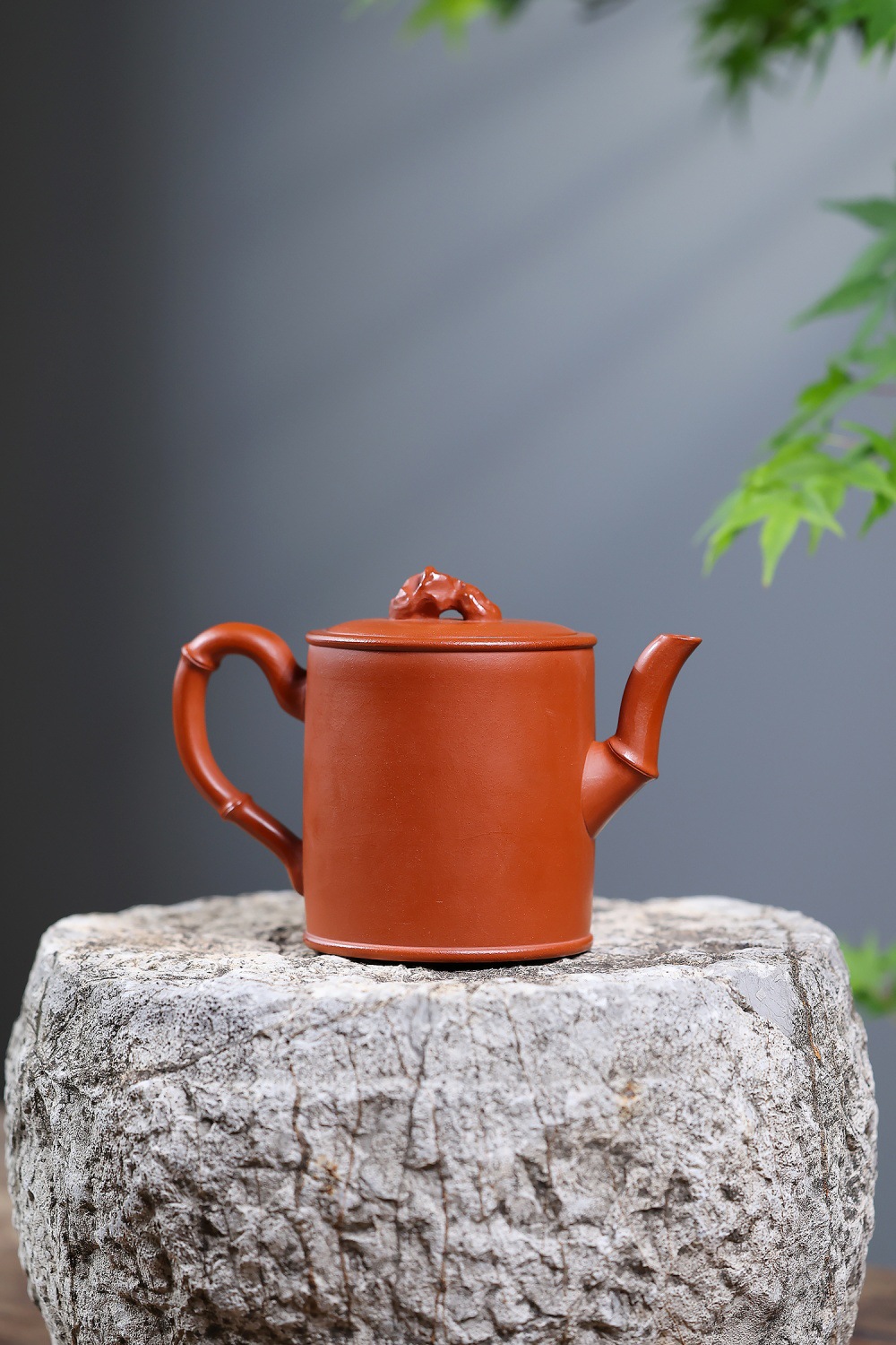 宜興紫砂壺原礦朱泥太湖石竹影壺(300ml)，南山居手工紫砂竹節茶壺，筒身簡約，壺把、壺嘴呈竹節造型，壺鈕為雅緻梅花，泥色溫潤。