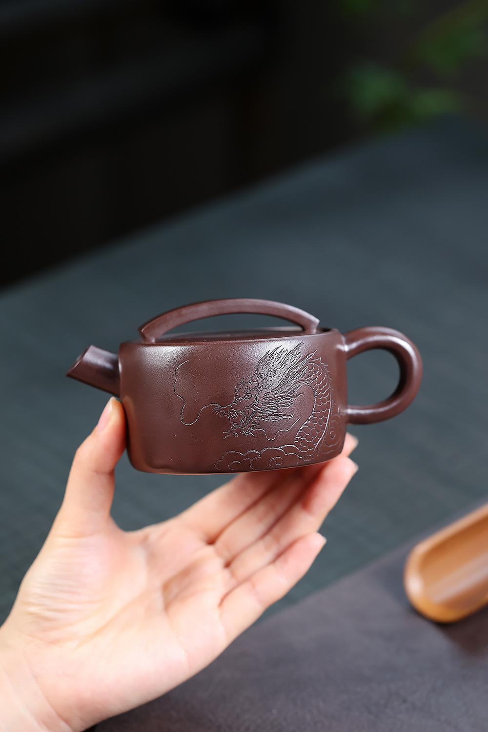 宜興紫砂壺原礦紫泥祥龍漢瓦壺(210ml)，南山居紫泥祥龍扁壺，壺身浮雕祥龍圖案，古樸雅致，泥色深沉，展現傳統手工茶具的精湛工藝與東方美學。