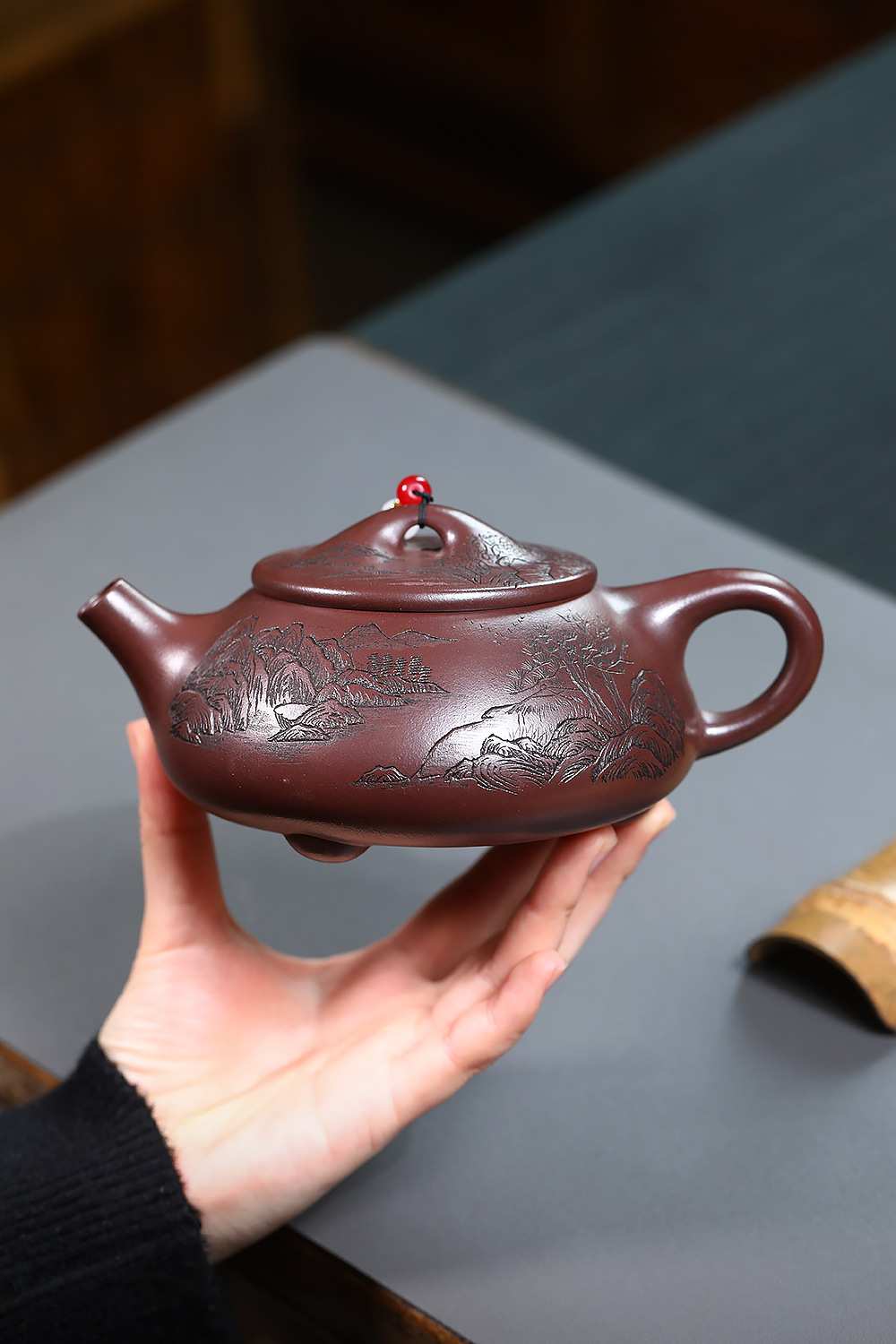 宜興紫砂壺原礦紫泥山水石瓢壺(460ml)，南山居手工紫砂壺，壺身刻繪雅緻山水紋飾，泥色沉穩古樸，展現專業茶具工藝。