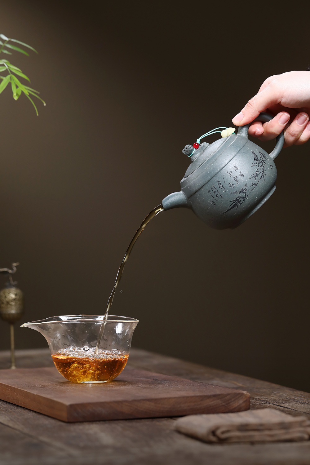 宜興紫砂壺原礦天青泥天青雄獅壺(320ml)，南山居手工紫砂刻繪茶壺，壺身竹葉詩文雅緻，茶湯順暢入公道杯，展現茶道美學。