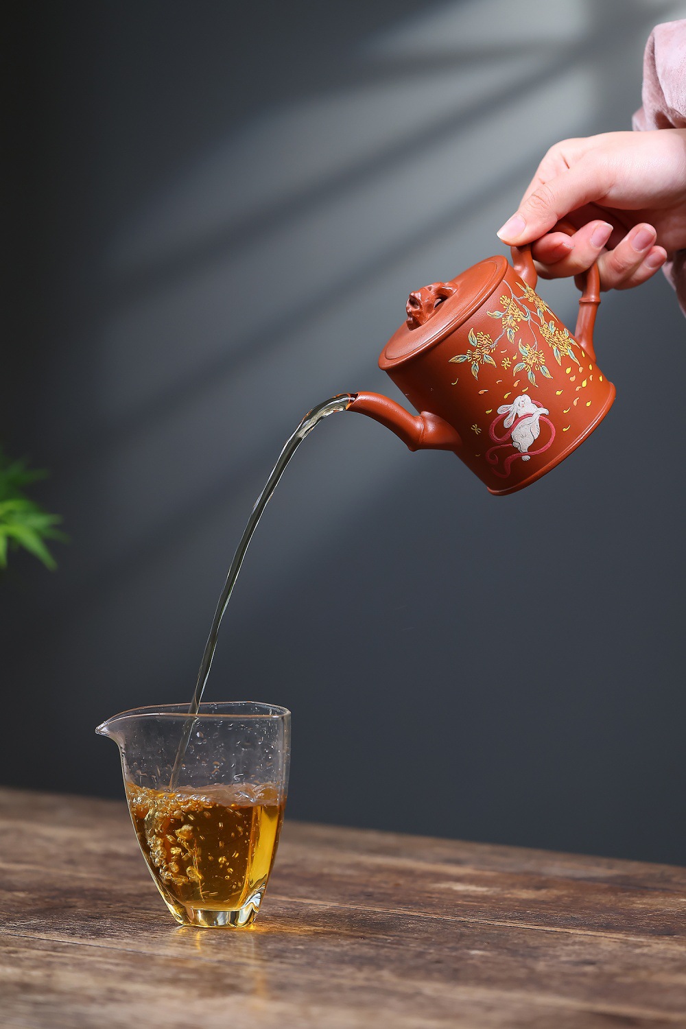 宜興紫砂壺原礦朱泥玉兔呈祥壺(300ml)，南山居手工紫砂彩繪茶壺，壺身飾有靈動玉兔與精緻花卉圖案，出水順暢注入玻璃公道杯。
