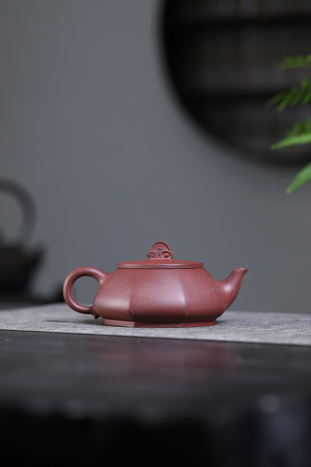 宜興紫砂壺原礦桃花泥六方桃溪壺(370ml)，南山居高品質手工紫砂多邊壺，壺身沉穩雅緻，壺鈕飾如意紋，具收藏價值。
