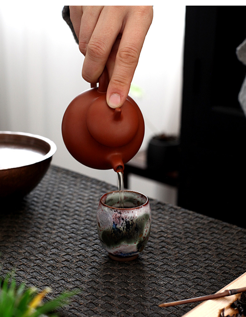 志野燒春日小聞香杯，南山居紫砂壺沖泡普洱茶，茶湯注入窯變釉茶杯，展現專業茶道與茶具之美。