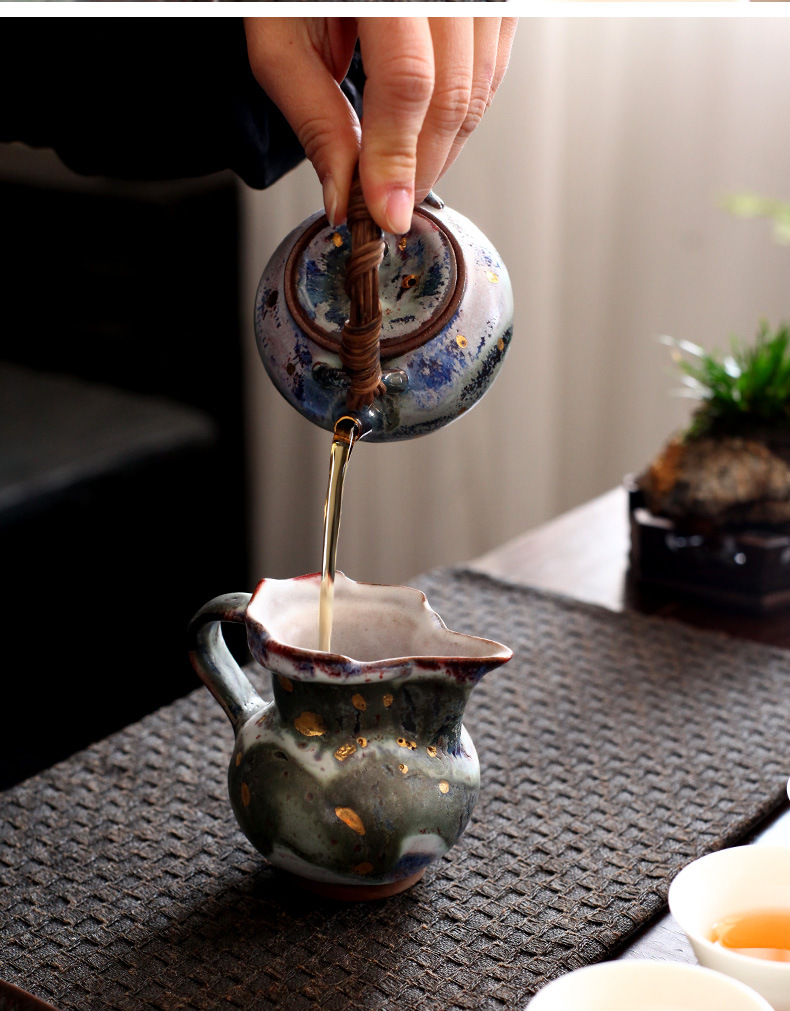 志野燒春日僧帽公道杯，南山居手工陶瓷茶壺，提樑設計搭配獨特釉色與金斑，茶湯注入雅致公道杯，盡顯專業茶道美學。