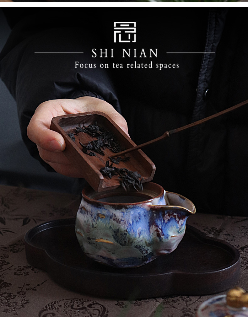 志野燒春日葫蘆寶瓶壺，南山居茶道示範，以木質茶則將烏龍散茶緩緩倒入窯變釉陶瓷公道杯中，展現優雅品茗藝術。