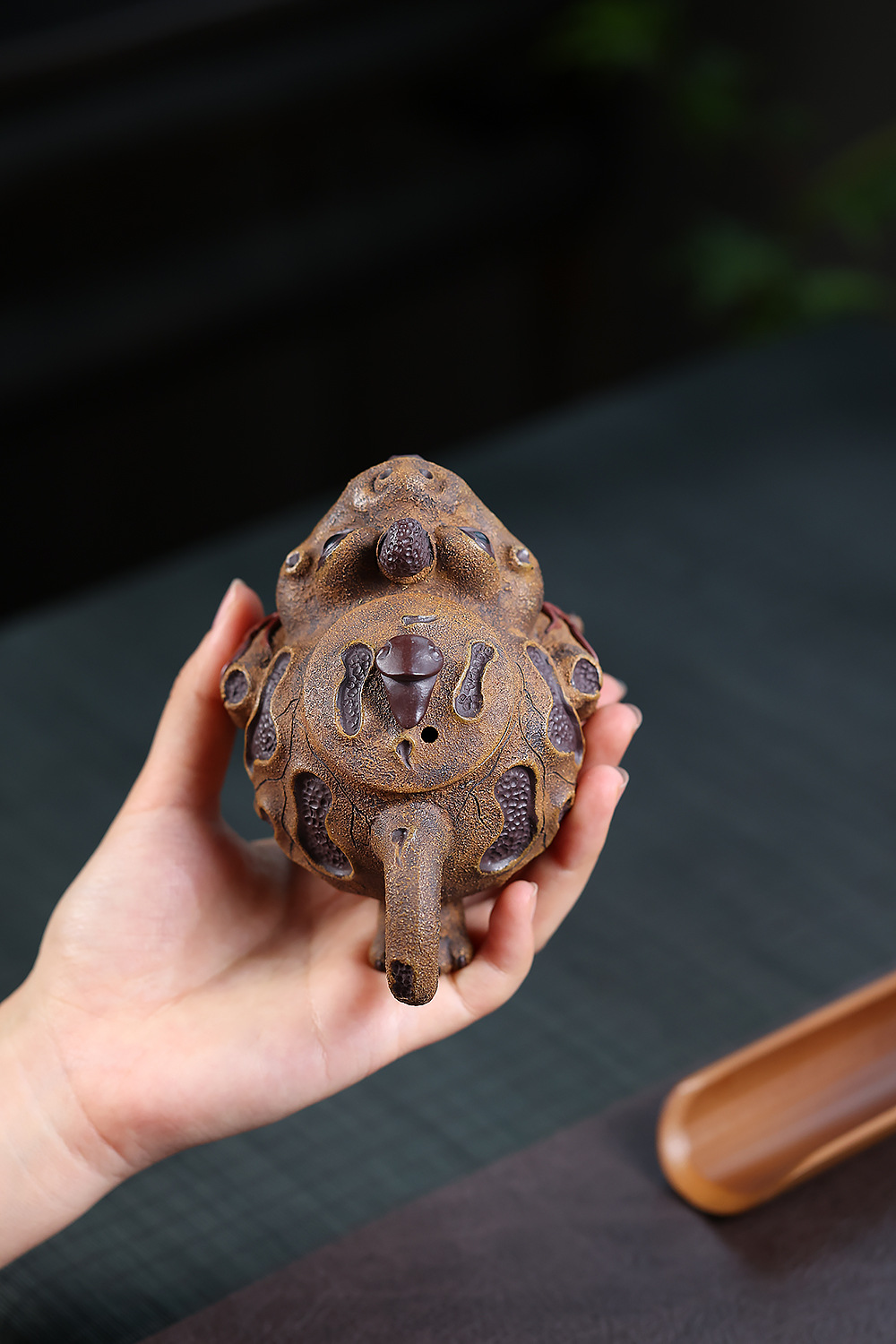宜興紫砂壺原礦紫泥段泥金蟾吐納仿生壺(170ml)，南山居手工紫砂蟾蜍茶寵，泥色古樸，肌理豐富，寓意招財進寶，為茶席增添雅趣。