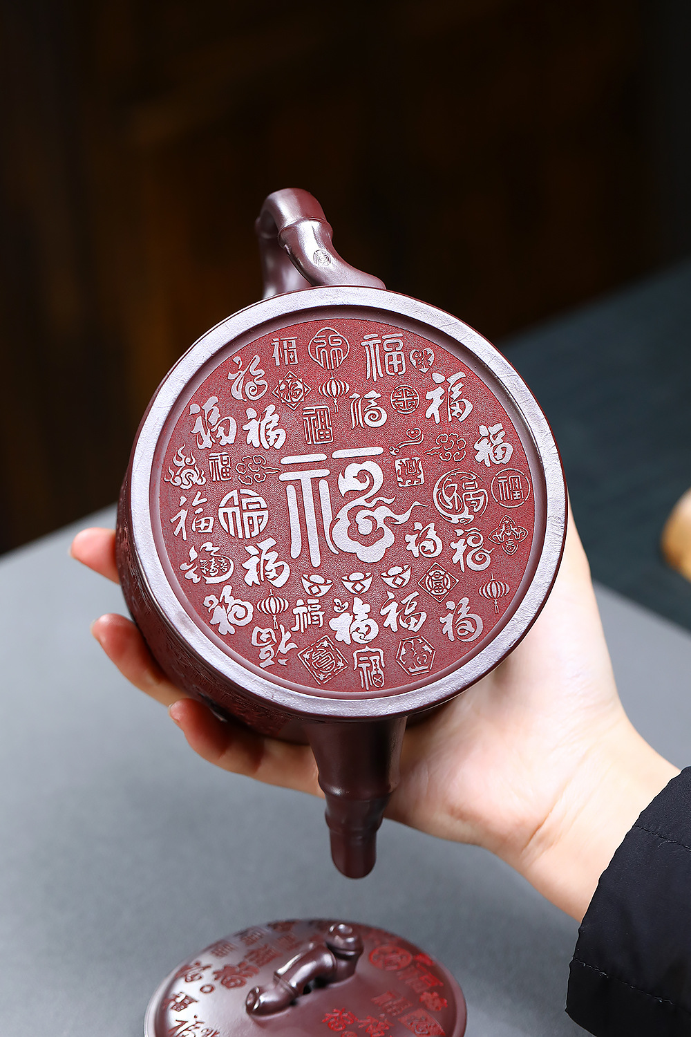 宜興紫砂壺原礦石紅泥百福竹節壺(480ml)，南山居手工紫砂壺壺底，精緻雕刻百福圖案，寓意吉祥。壺身泥色沉穩，展現茶具的專業與禪意。