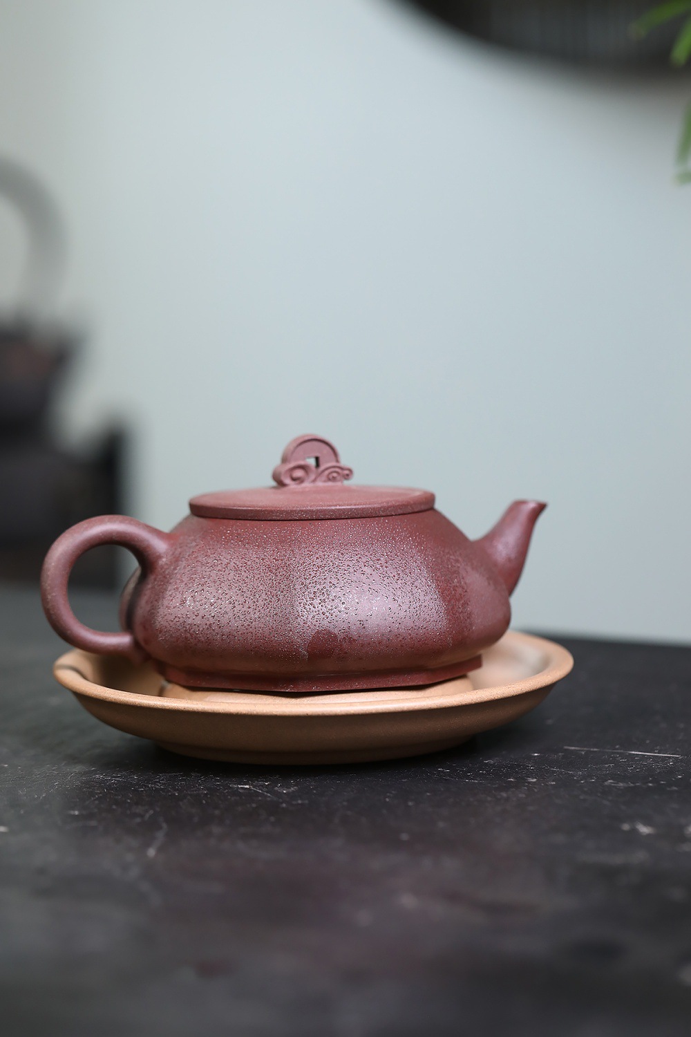 宜興紫砂壺原礦桃花泥六方桃溪壺(370ml)，南山居手工紫砂紅泥茶壺，壺身扁圓樸雅，泥料質感細膩，壺蓋飾如意雲紋，彰顯禪意茶道美學。