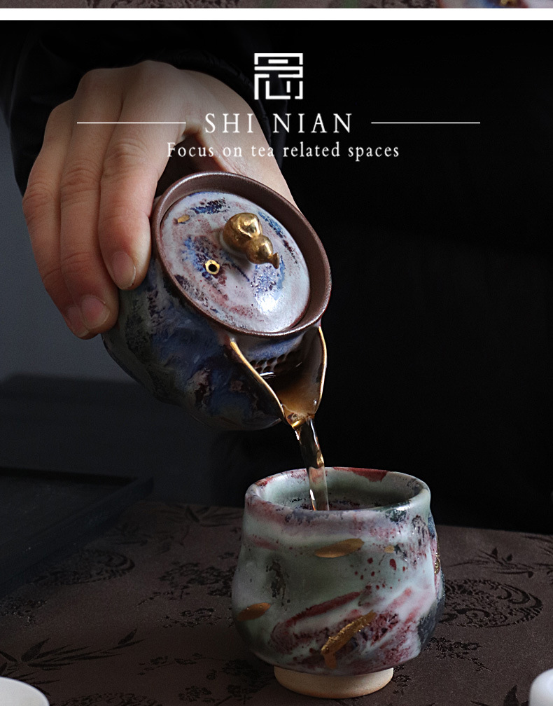志野燒春日葫蘆寶瓶壺，南山居手工窯變手把公道杯，茶湯注入金魚紋茶杯，獨特陶瓷藝術茶具，展現優雅茶席。