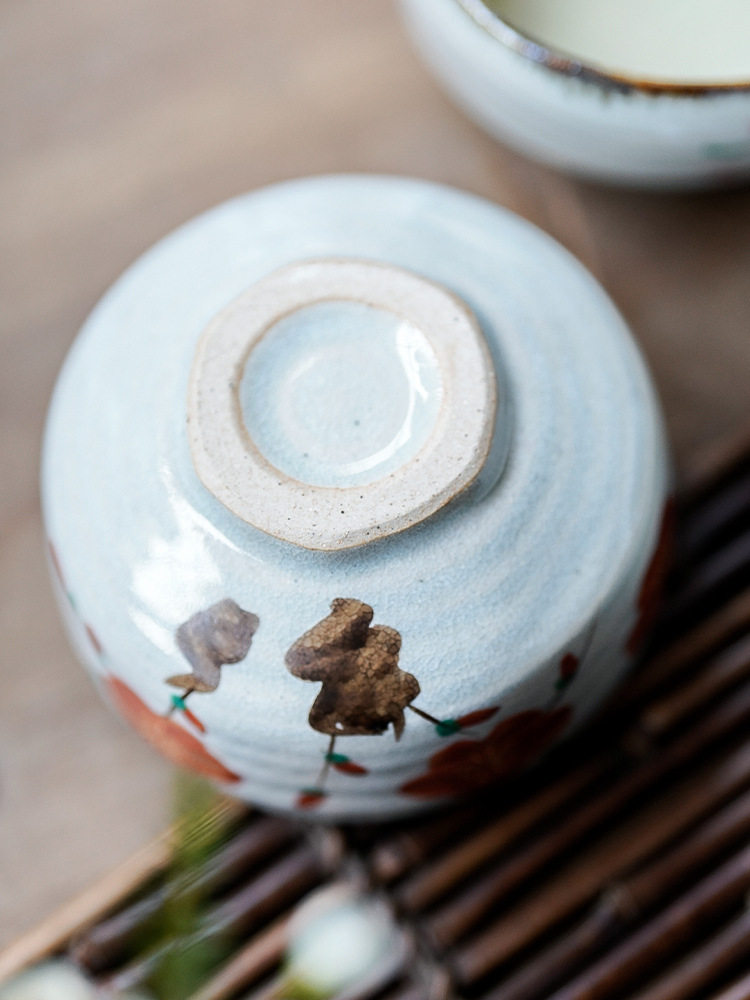 日本製／手描花草抹茶碗 / 美濃燒，南山居手繪青釉開片茶碗底部特寫，飾以古樸花卉圖案，展現禪意茶具之美。