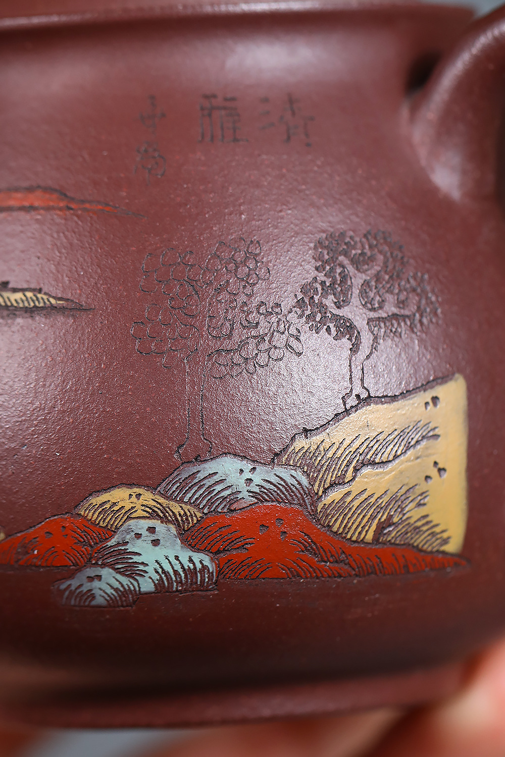 宜興紫砂壺原礦紫泥山水高潘壺(220ml)，南山居手工紫砂壺，壺身呈現溫潤紅棕色，刻繪精緻山水彩繪與詩文，展現茶道藝術氣息。