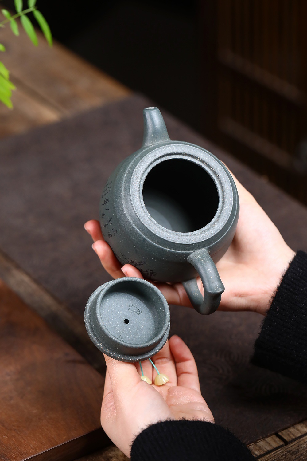 宜興紫砂壺原礦天青泥天青雄獅壺(320ml)，南山居手工青灰泥紫砂壺，壺身刻繪古樸雅緻，展現樸拙茶具之美。