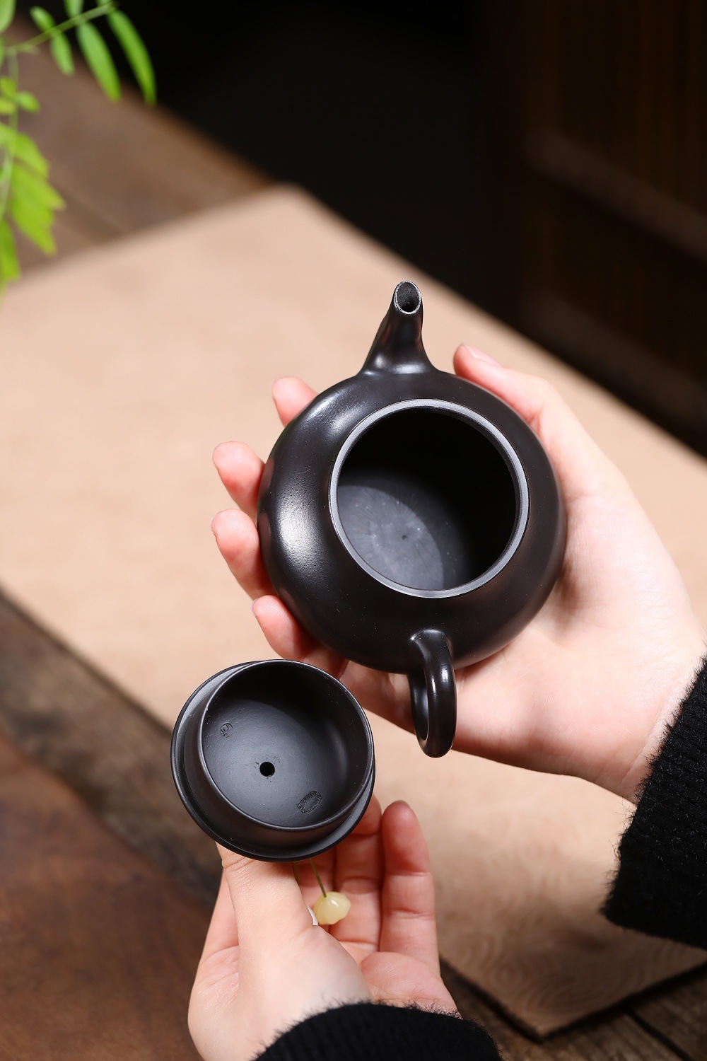 宜興紫砂壺原礦大紅袍捂灰梨形壺(150ml)，南山居手工黑泥紫砂壺，壺身墨色沉穩圓潤，器型簡約典雅，展現茶道美學
