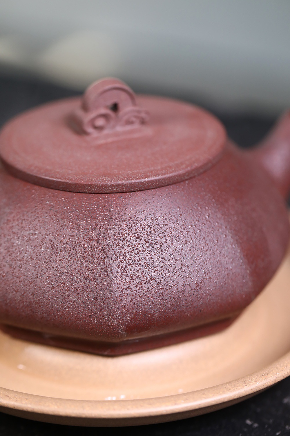 宜興紫砂壺原礦桃花泥六方桃溪壺(370ml)，南山居手工紫砂六方壺，壺身滿佈晶瑩水珠，泥料溫潤，質感細膩，展現養壺之美。