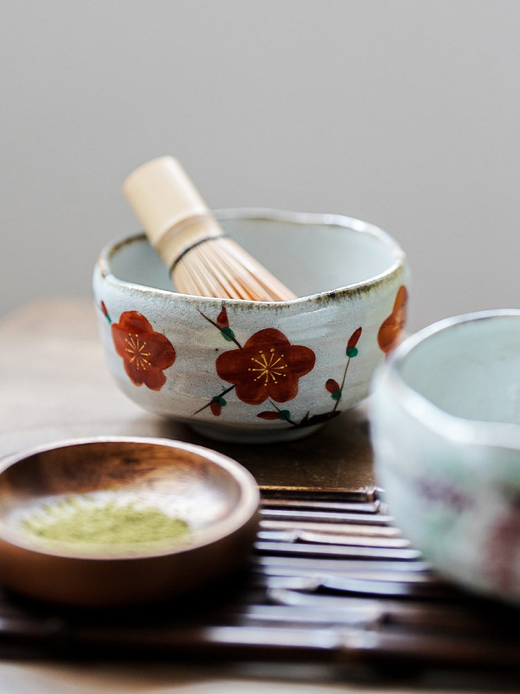 日本製／手描花草抹茶碗 / 美濃燒，南山居精選手工陶瓷抹茶碗，手繪梅花典雅，搭配竹茶筅與抹茶粉，展現抹茶茶道雅韻。