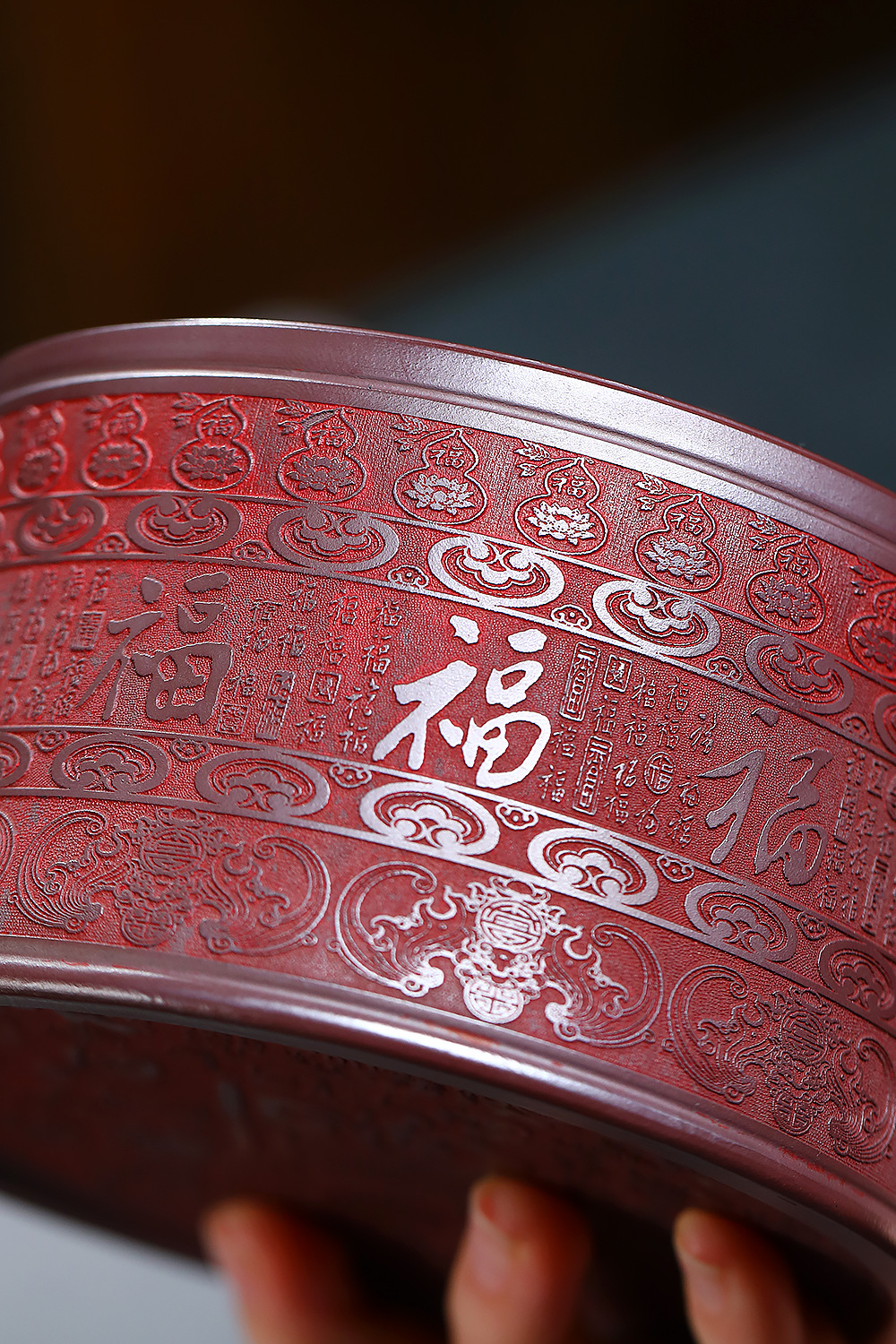 宜興紫砂壺原礦石紅泥百福竹節壺(480ml)，南山居紫砂福字茶倉，壺身刻繪祥雲、福祿紋，泥色沉穩，寓意吉祥。