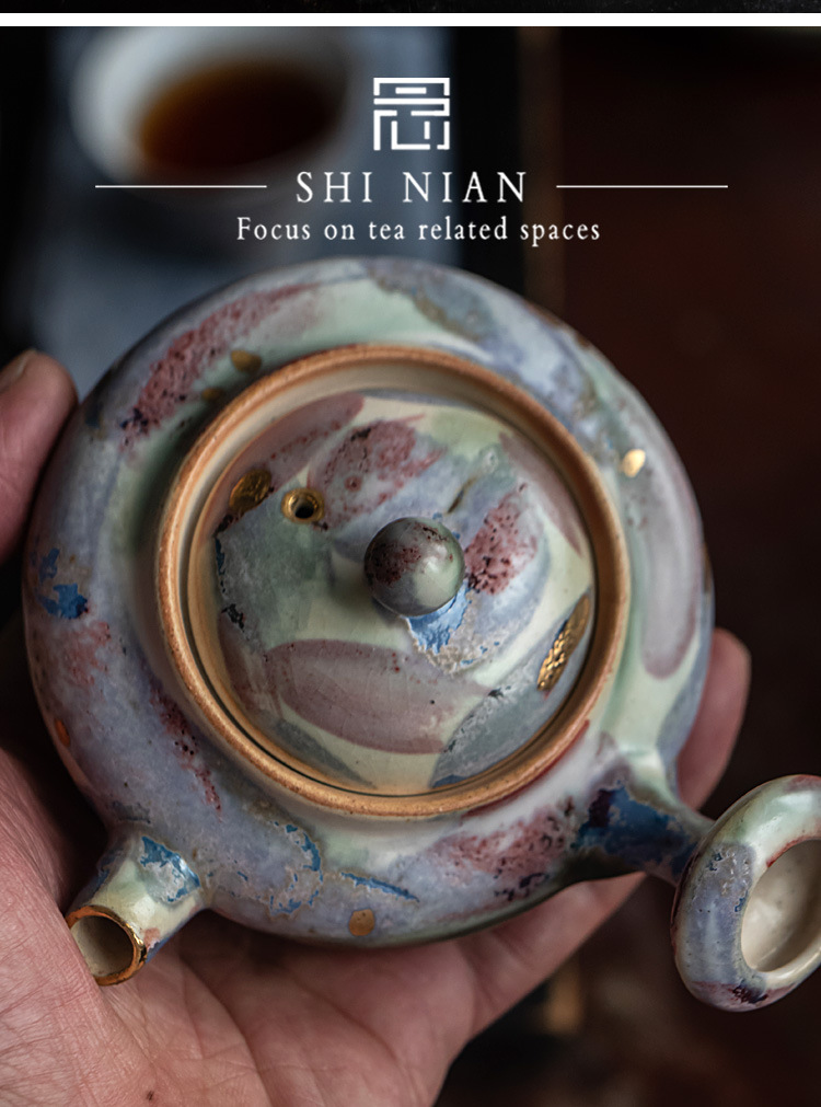 志野燒春日小側把壺，南山居手作幻彩柴燒茶壺，壺身渾圓低調，釉色斑斕如畫，點綴金點，盡顯獨特工藝美感。