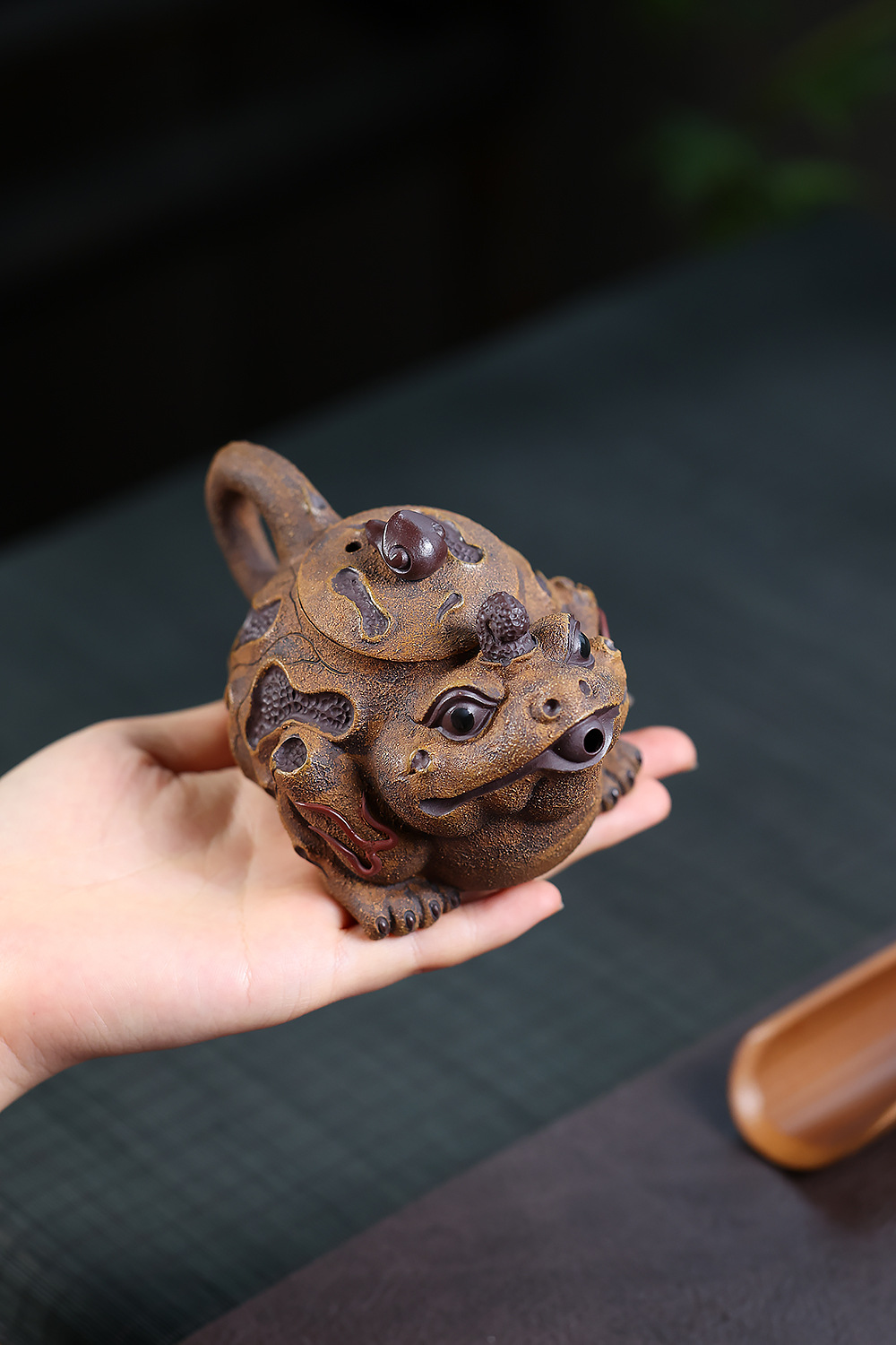 宜興紫砂壺原礦紫泥段泥金蟾吐納仿生壺(170ml)，南山居手工紫砂金蟾壺，壺身仿生蟾蜍造型，背負小蟾，壺嘴為蟾口，紋理細膩，茶道茶具。