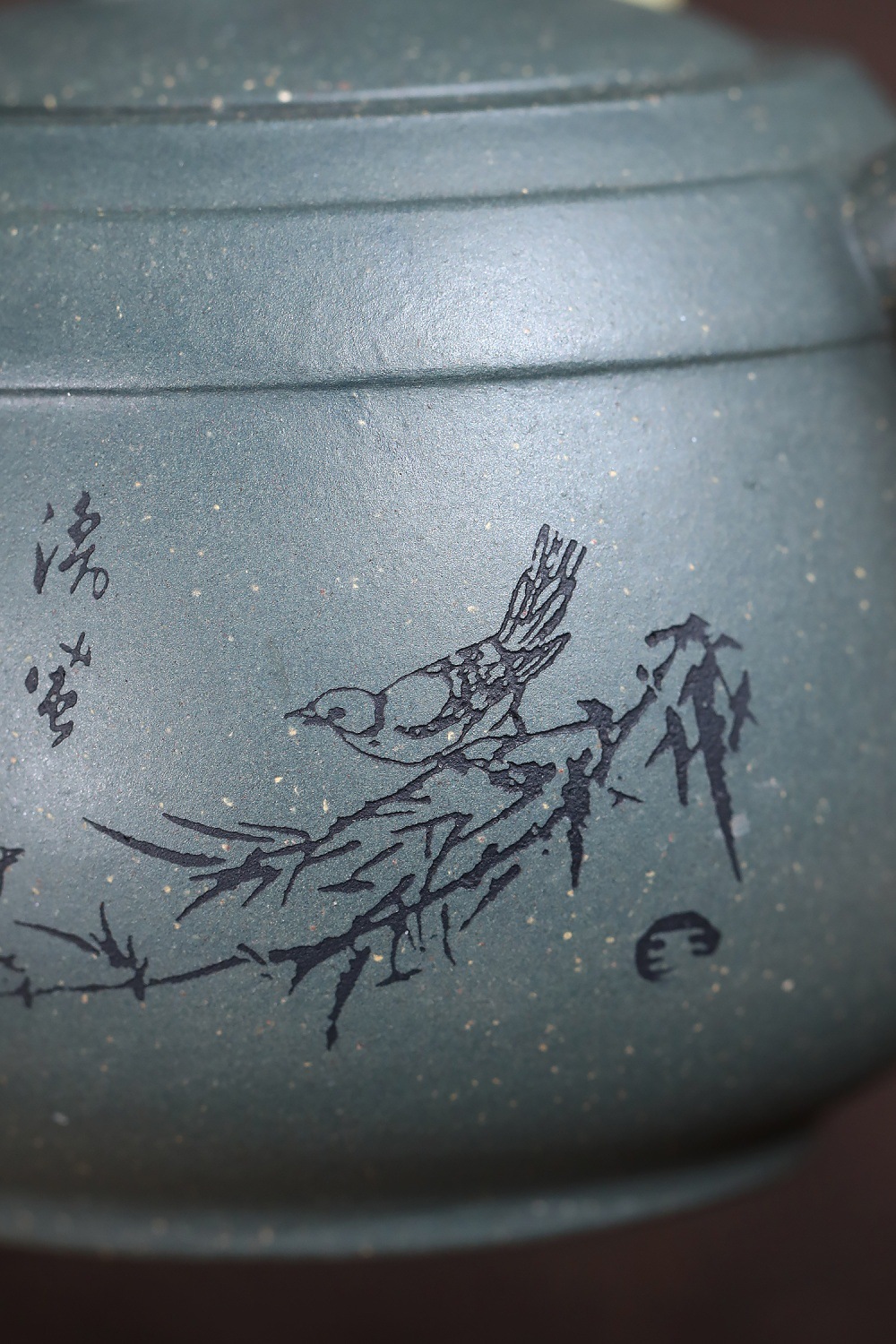 宜興紫砂壺原礦天青泥天青雄獅壺(320ml)，南山居原礦段泥紫砂壺，壺身呈淺灰綠色，精緻雕刻竹鳥圖案與雅緻詩文，展現禪意茶具之美。