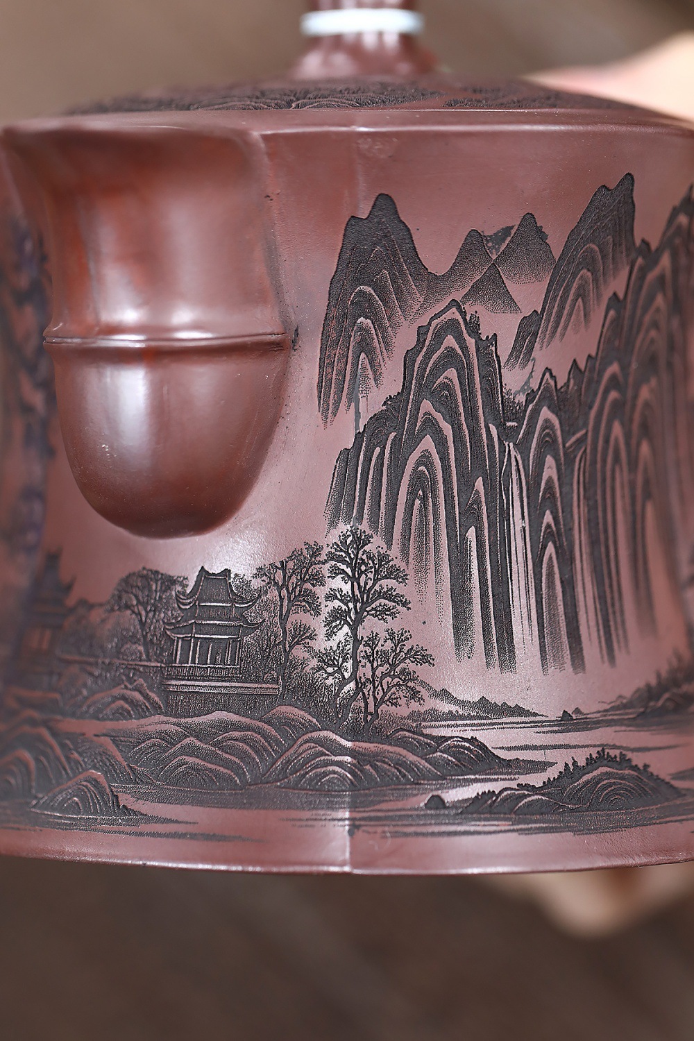 宜興紫砂壺原礦石紅泥春亭苑景壺(680ml)，南山居手工紫砂壺局部，壺身刻繪細膩山水畫，泥色沉穩，展現禪意茶具之美。