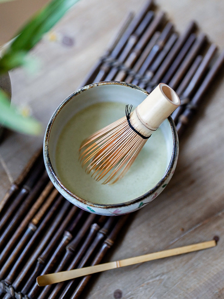 日本製／手描花草抹茶碗 / 美濃燒，南山居日式手工抹茶碗與竹製茶筅、茶勺，碗中抹茶呈翠綠色，器皿具禪意，適合茶道愛好者。