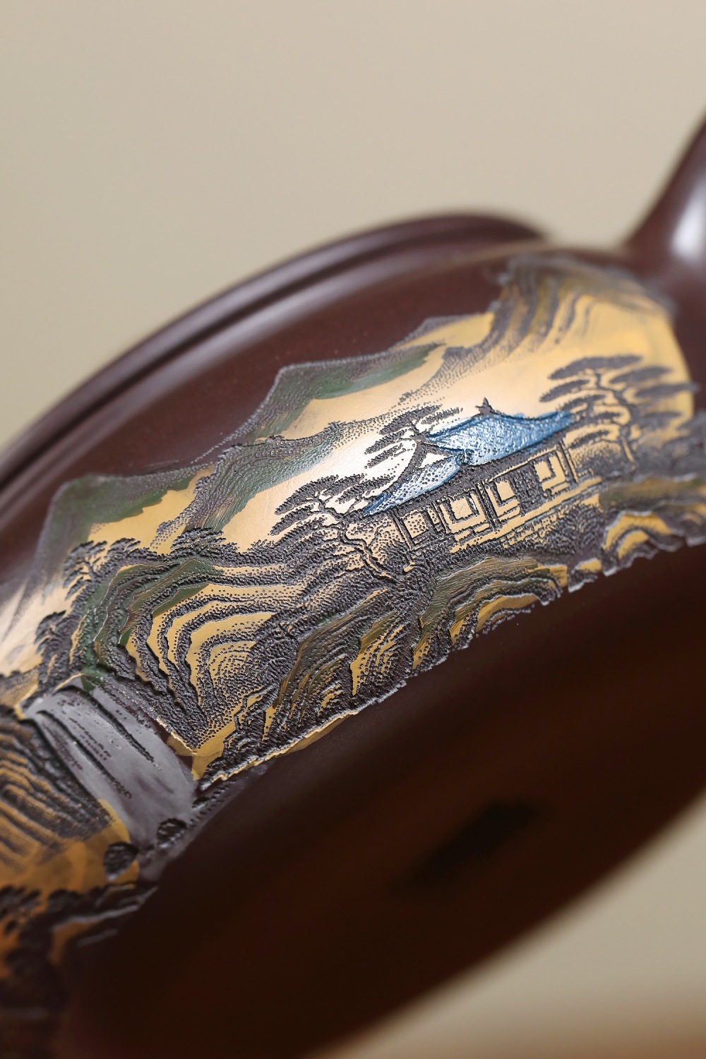 宜興紫砂壺原礦赤龍血漢瓦攬山壺(290ml),南山居高品質紫砂壺,深棕壺身飾精緻描金山水浮雕,亭台松樹與流泉設計,盡顯茶具工藝美學。