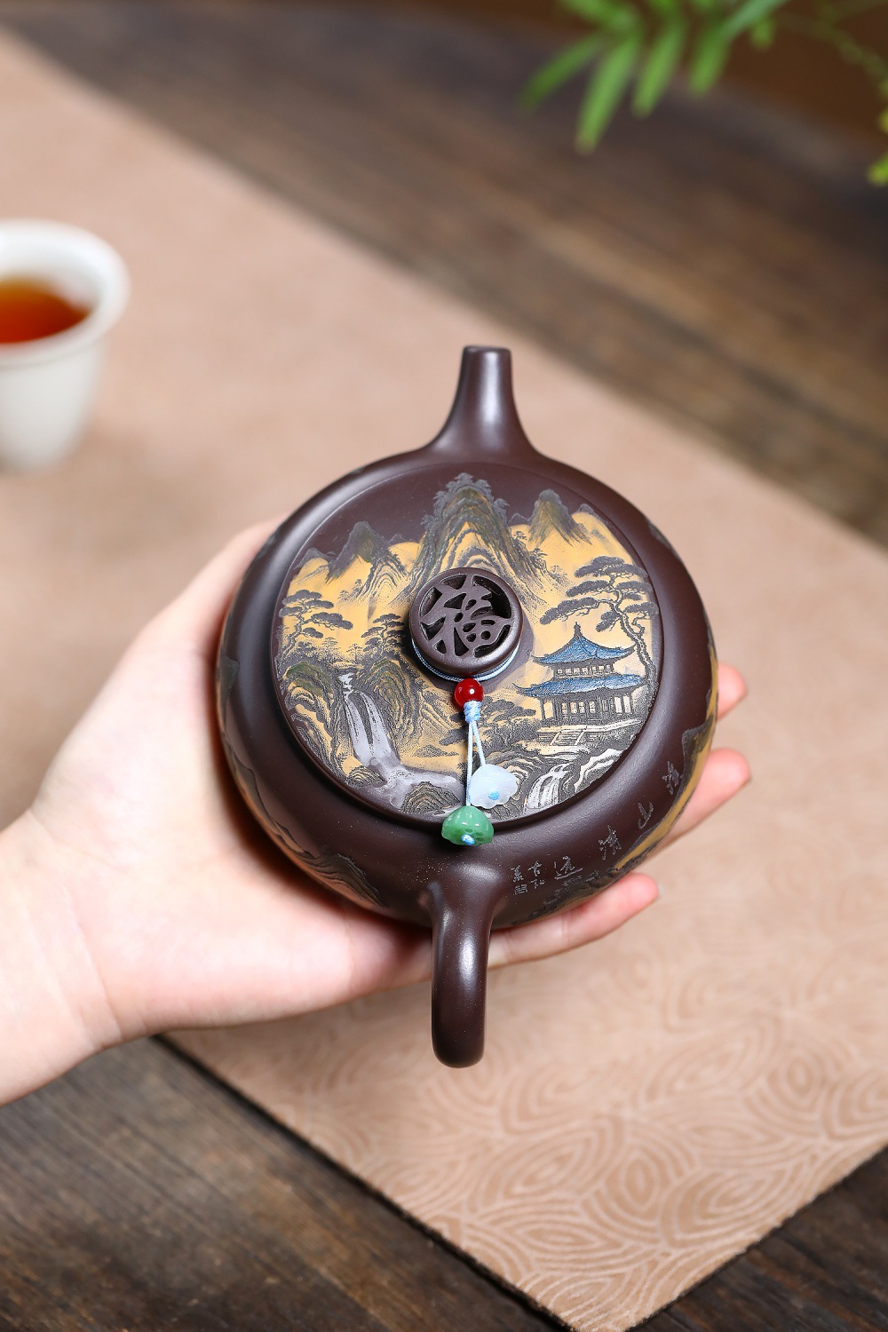 宜興紫砂壺原礦赤龍血漢瓦攬山壺(290ml),南山居手工紫砂茶壺,壺蓋浮雕山水畫與「福」字,盡顯祥瑞雅致茶器。