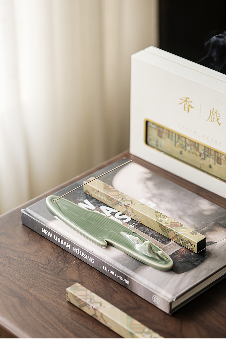 香戲芽莊沉香線香禮盒，南山居青瓷山水造型線香座，質感溫潤優雅，簡約禪意風格，為室內品茗空間增添寧靜氛圍。