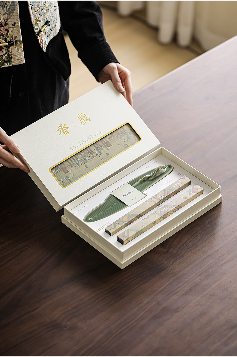香戲芽莊沉香線香禮盒，南山居「香戲」主題國風香道禮盒，包含精緻陶瓷香插與線香，包裝繪有古典人文圖樣。