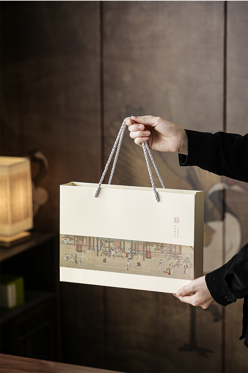 香戲芽莊沉香線香禮盒，南山居精緻茶具禮品袋，米白色雅致設計印有古風人文畫作，體現品牌高端茶禮質感。