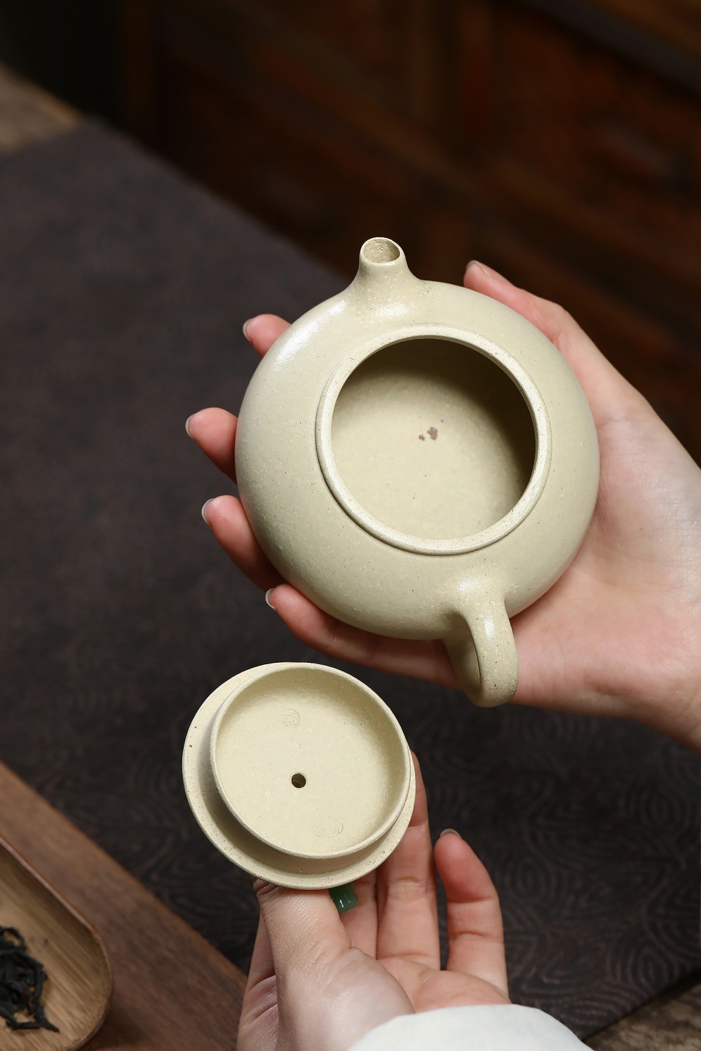 宜興紫砂壺原礦本山綠泥寒江月壺(150ml)，南山居手工段泥西施壺，壺身質地溫潤細膩，開蓋展現精湛製壺工藝與禪意美感。