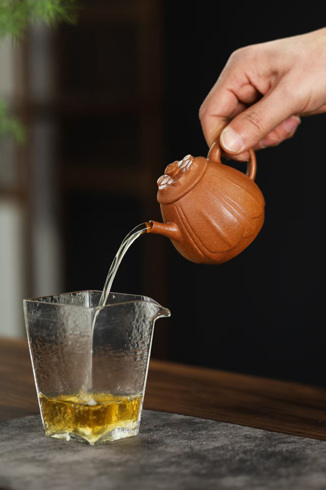 宜興紫砂壺原礦紫泥菱花潘壺(120ml)，南山居手工紫砂壺，壺身呈現獨特筋紋造型，出水流暢注入玻璃公道杯中，展現優雅茶道美學。