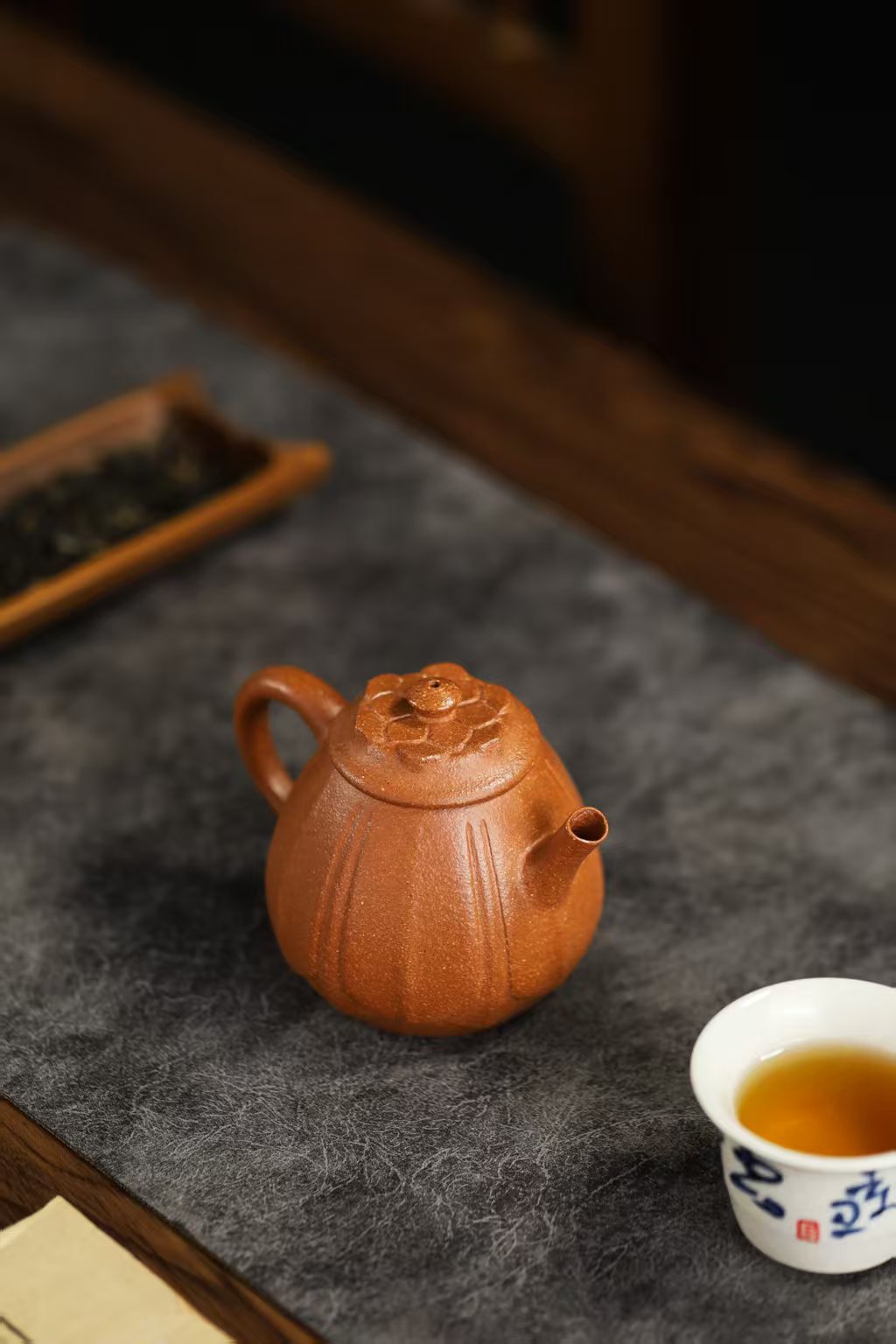 宜興紫砂壺原礦紫泥菱花潘壺(120ml)，南山居手工段泥筋紋壺，壺身雕刻細緻花瓣紋路，泥料質感細膩溫潤，展現禪意茶具之美。