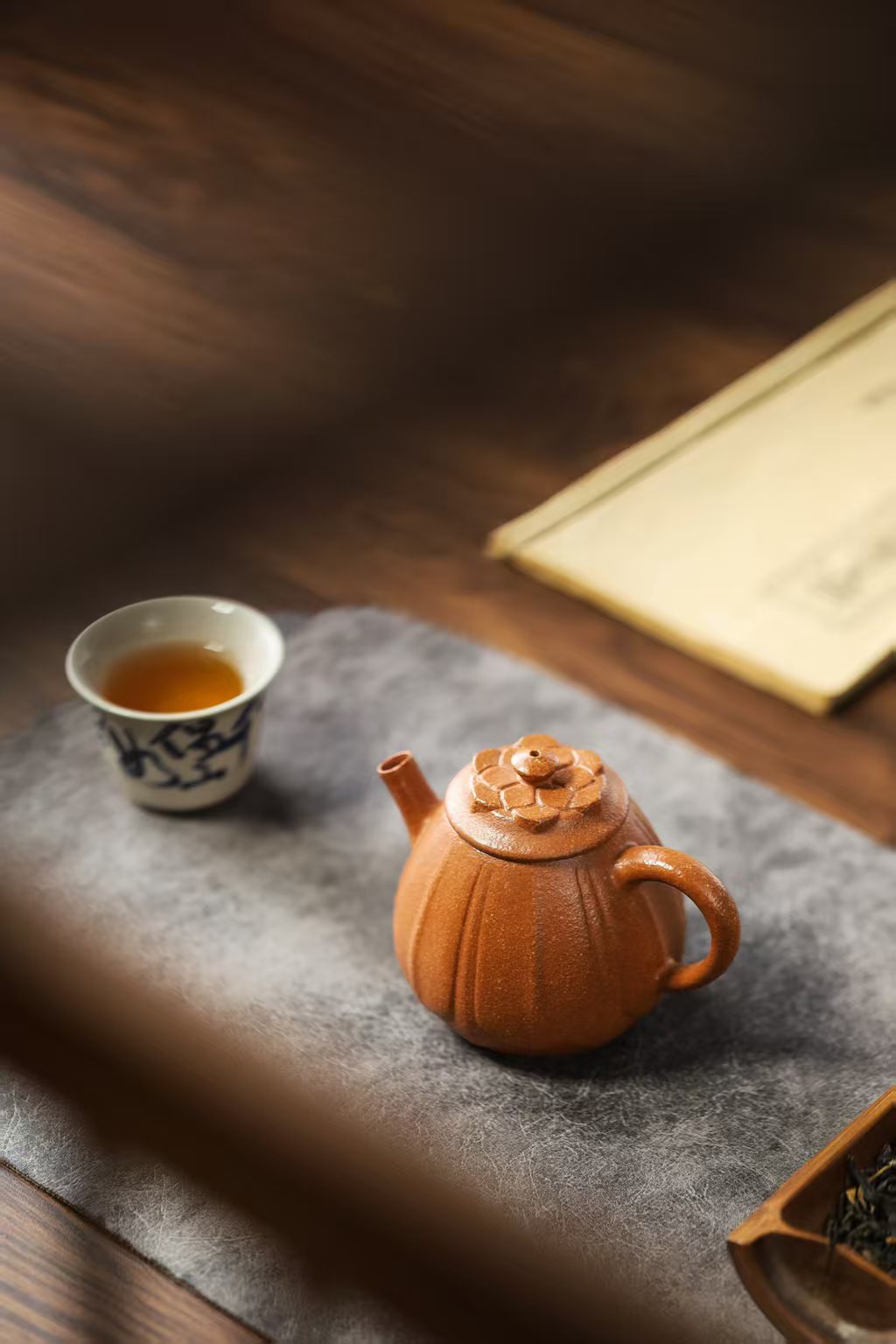 宜興紫砂壺原礦紫泥菱花潘壺(120ml)，南山居手工段泥花瓣壺，壺身雕刻細緻筋紋，壺蓋呈現精美花朵造型，展現自然禪意。