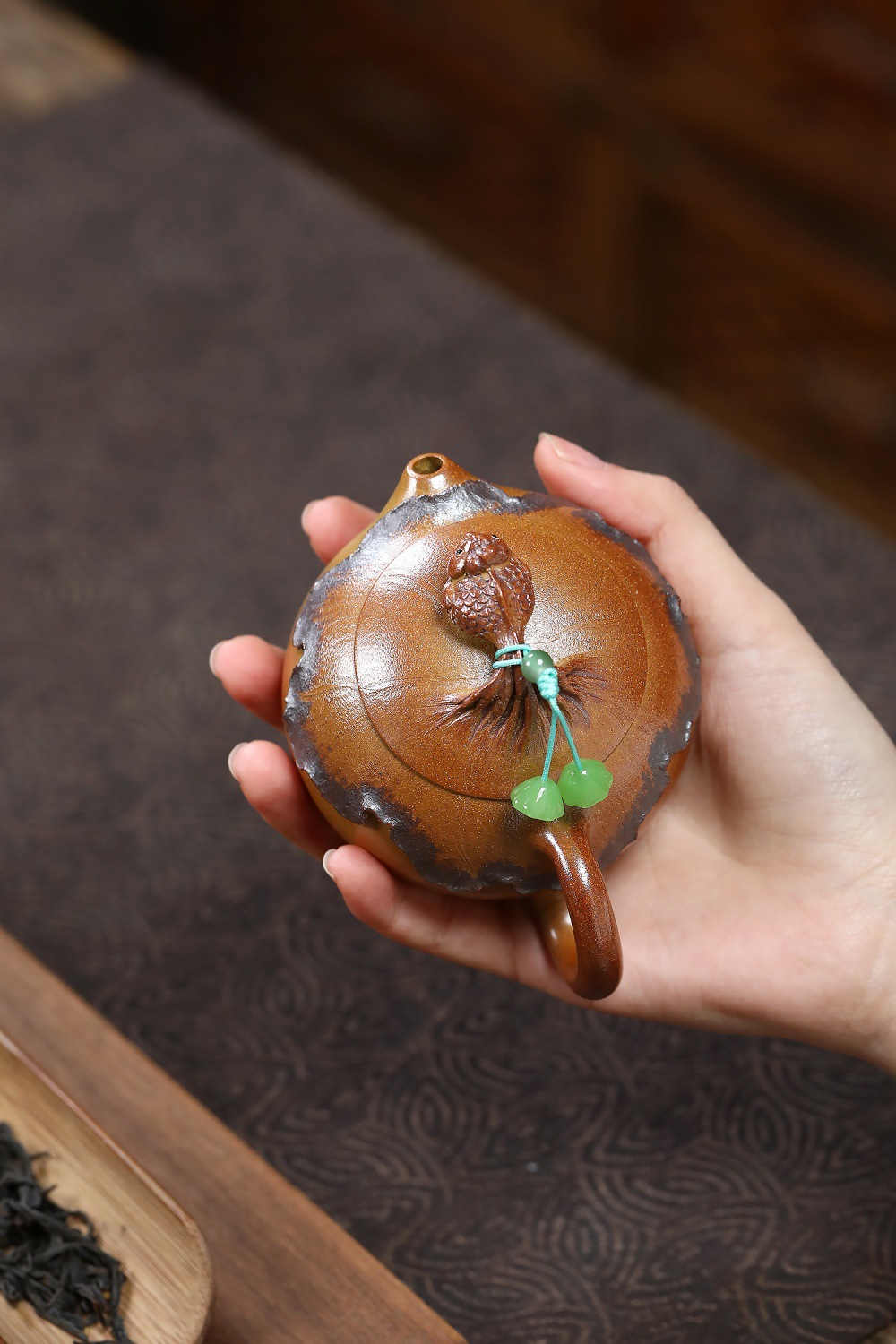 宜興紫砂壺原礦龍骨金砂金玉蓮台壺(170ml)，南山居手工段泥金魚蓋碗，壺蓋浮雕栩栩如生，手工雕刻呈現自然禪意，適合品茗收藏。