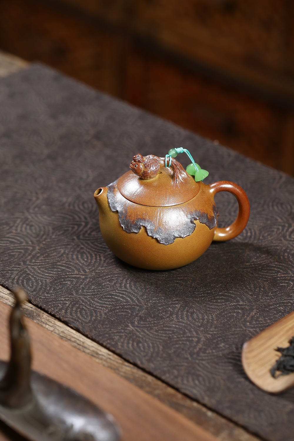 宜興紫砂壺原礦龍骨金砂金玉蓮台壺(170ml)，南山居精緻荷塘金魚造型紫砂壺，壺身裝飾立體荷葉與金魚鈕，工藝精湛展現禪意茶具美學。