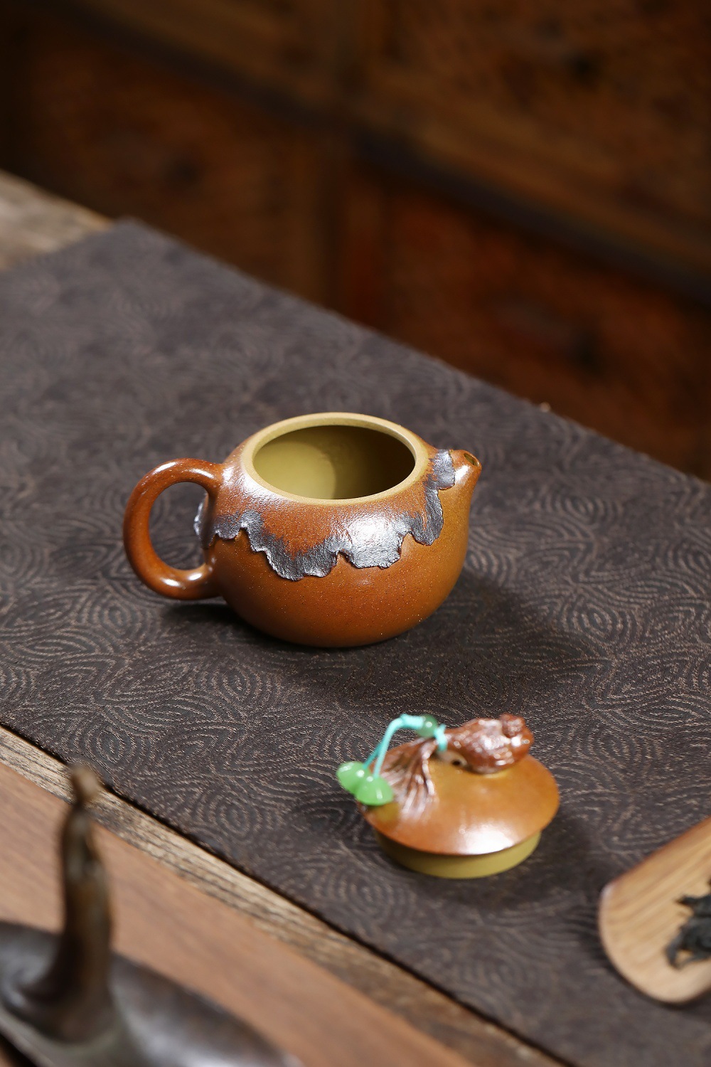 宜興紫砂壺原礦龍骨金砂金玉蓮台壺(170ml)，南山居精緻段泥壺，壺身點綴銀飾山巒工藝，壺蓋雕刻獨特，展現極致禪意茶道美學。
